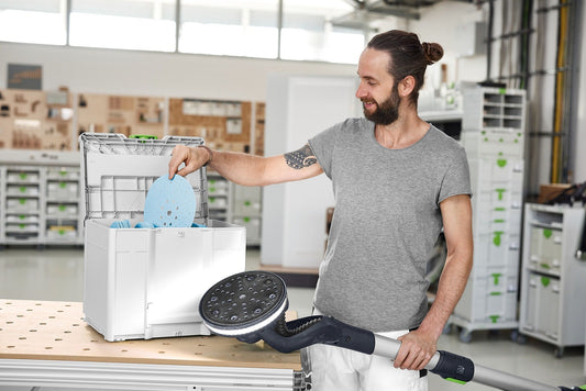 Festool Schleifmittel-Systainer³ Granat D225 mit Schleifscheiben und Zubehör offen auf Werkbank