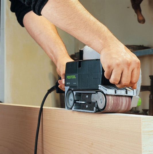 Festool BS 75 E-Plus Bandschleifer in Anwendung auf Holzwerkstück, Bedienung mit beiden Händen sichtbar