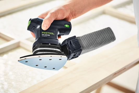 Festool DTS 400 RED Elektroschleiffer mit blauer Schleifplatte beim Schleifen von Holz