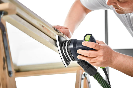 Festool DTS 400 REQ Deltaschleifer beim Schleifen einer Kante mit sichtbarem grünem Kontrollfeld am Schleifteller