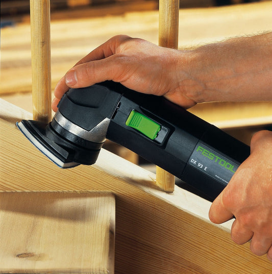 Festool Deltaschleifer DX 93 mit Tischplatte TP DX93 beim Schleifen von Holz, StickFix-Schleifschuh sichtbar.