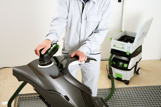 Festool Exzenterschleifer mit Schleifteller bei Anwendung auf Werkstück mit Absauganlage