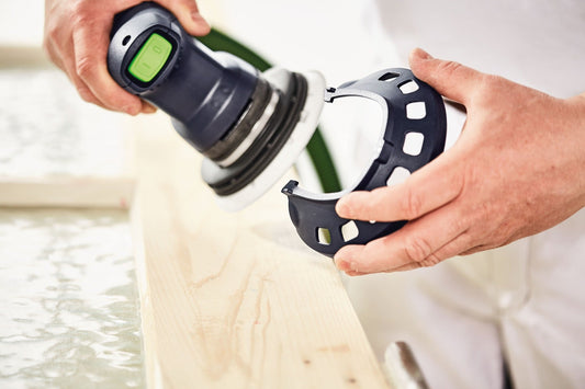 Festool Exzenterschleifer ETS 125 REQ-Plus mit 125 mm Schleifteller bei Anwendung auf Holz