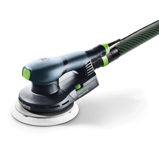 Festool Exzenterschleifer ETS EC 150/3 EQ-Plus mit Absaugschlauch und weißem Schleifteller, Seitenansicht.
