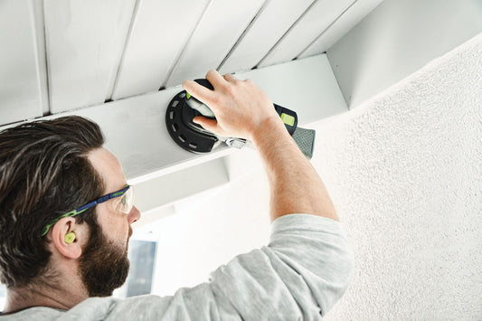 Festool Protector beim randnahen Schleifen an Deckenverkleidung, Schutzvorrichtung verhindert Kantenbeschädigungen