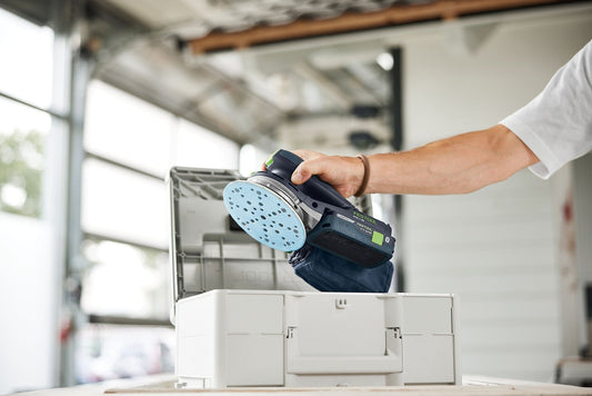 Festool ETSC 2 150 Akku-Exzenterschleifer mit blauem 150mm Schleifteller in Systainer, von Hand gehalten