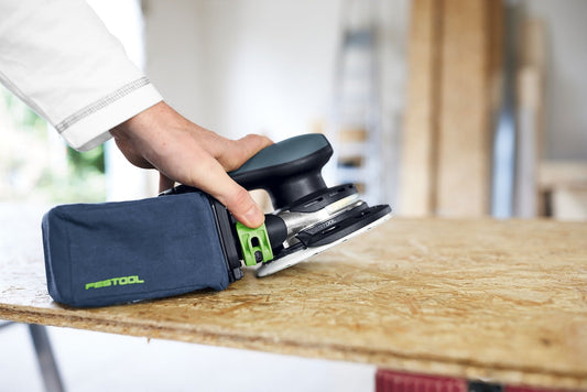 Festool ETSC 2 Exzenterschleifer mit blauem Staubfangbeutel bei der Anwendung auf Holzoberfläche