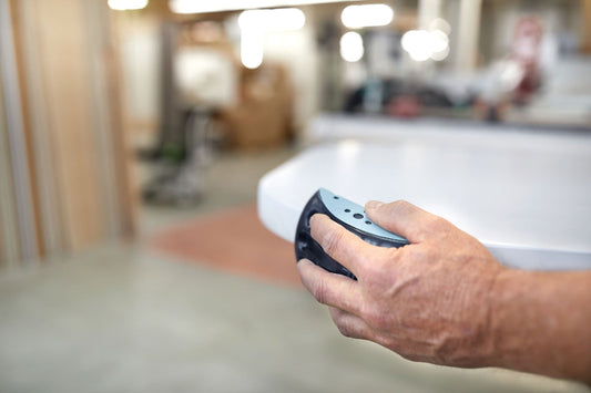 Festool Schleifklotz HSK mit ergonomischem Griff in der Hand, StickFix-Schleifscheibe Ø 150 mm