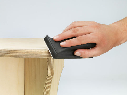 Festool Schleifklotz HSK 80x133mm mit ergonomischem Griff beim Handschliff auf Holzwerkstück