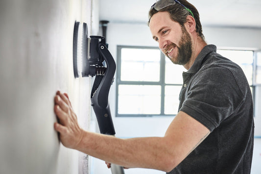 Festool PLANEX LHS 2 225 EQI Langhalsschleifer mit LED-Lichtring bei Wandschliff-Anwendung