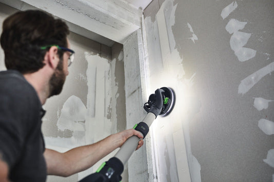 Festool PLANEX LHS 2 225 Langhalsschleifer mit LED-Lichtring beim Schleifen von Gipskartonwand