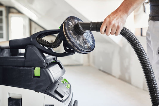 Festool Saugpinsel D 36 SP mit langen Borsten bei Anwendung an Absauganlage, Saugschlauch wird angebracht.