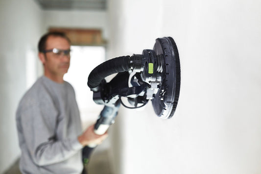 Festool Interface-Pad IP D215-LHS 225 beim Finishschleifen an Wand in Anwendung mit Elektroschleiffer