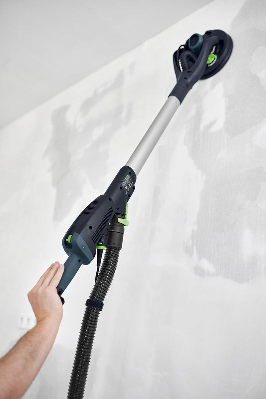 Festool PLANEX LHS 2-M 225 Langhalsschleifer wird zur Deckenbearbeitung hochgehalten, Teleskopstange mit T-Griff