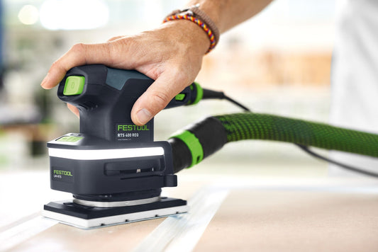 Festool RTS 400 REO Kompaktschleifer mit grünem LED-Lichtmodul LM-RTS in Anwendung beim Schleifen