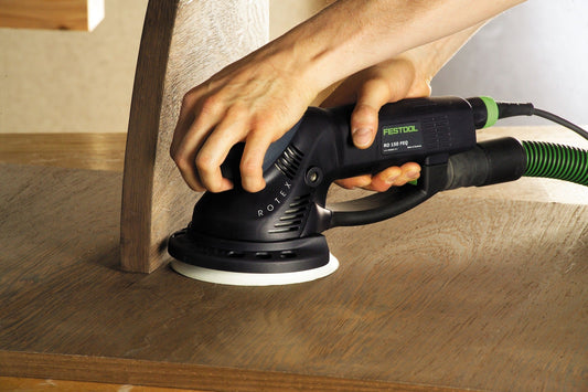 Festool RO 150 FEQ Rotex mit Protector beim randnahen Schleifen an Holzwerkstück, Schutz der Werkstückkante