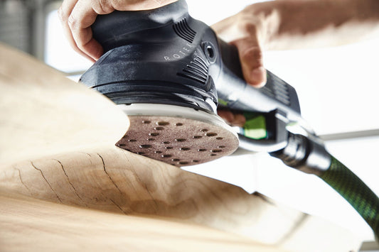 Festool Schleifteller mit Klettbelag beim Schleifen von Holz, Detailansicht der Schleifplatte auf Werkstück