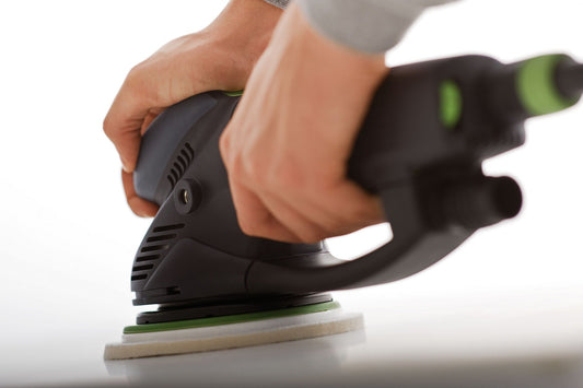 Festool ROTEX RO 150 FEQ-Plus Exzenterschleifer mit Schleifteller bei der Anwendung auf Oberfläche
