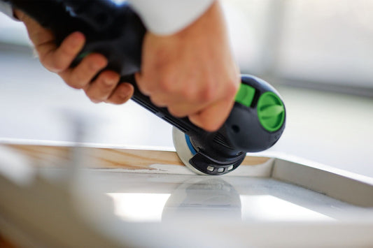 Festool Protector beim randnahen Schleifen ohne Kantenbeschädigung am Holzwerkstück