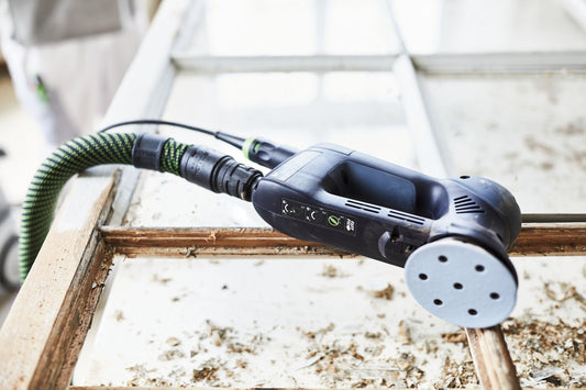 Festool Elektroschleifera mit Granat Schleifscheibe beim Schleifen von Holzoberflächen mit Absaugschlauch