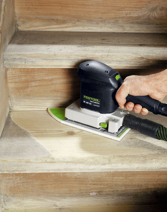Festool Bügeleisenschleifschuh SSH-B V93x266 beim Schleifen in Ecke von Holztreppe in Anwendung