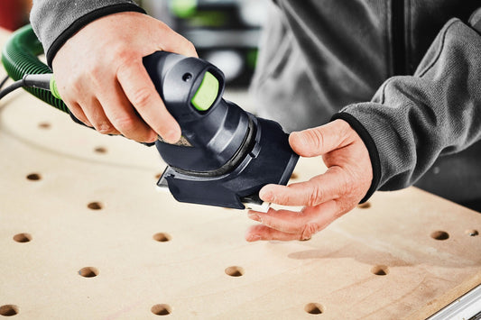 Festool Protector beim randnahen Schleifen auf Holz mit Schutzvorrichtung gegen Werkstückkantenbeschädigung