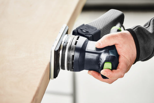 Festool Staubfangbeutel SB-Longlife wird bei der Anwendung an Schleifer mit austauschbaren Schleiftellern gehalten