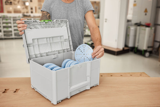 Festool Systainer³ mit Granat Schleifscheiben D150, geöffnet mit sortierten Scheiben in verschiedenen Körnungen.