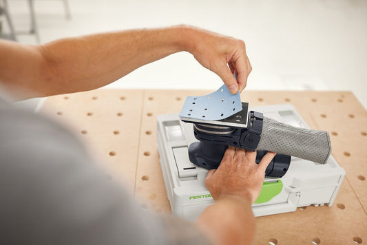 Festool Granat Schleifstreifen 80x133 wird in Systainer sortiert, Anwendung mit Schleifmaschine auf Holz mit Lochmuster.