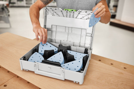 Festool Systainer³ mit sortierten Granat Delta Schleifblättern in fünf Körnungen, Entnehmen eines Schleifmittels