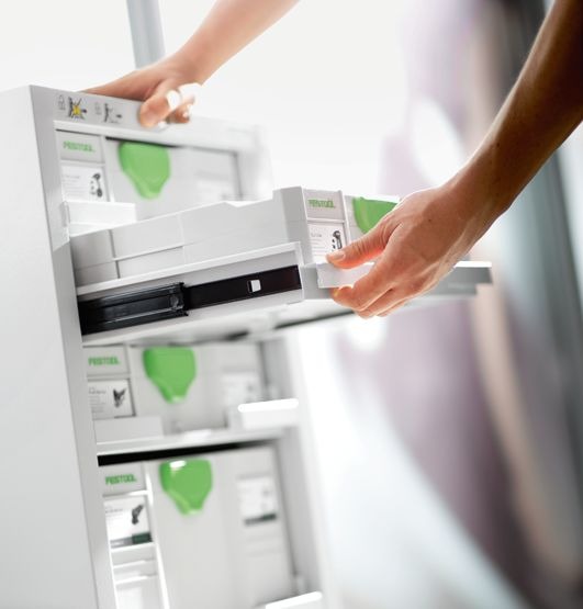 Festool Teleskop-Vollauszug SYS-PORT/TA mit Schublade offen, Hände entnehmen Systainer-Einsätze aus dem Metallauswug.