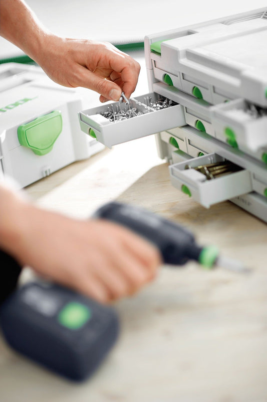Festool SORTAINER SYS 3 mit ausziehbarer Schublade voller Schrauben, Hand entnimmt Schraube aus Sortierbox