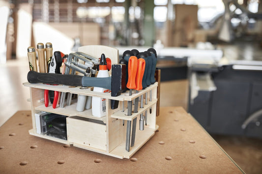 Festool Systainer³ SYS3 HWZ M 337 mit Holzeinsatz für Handwerkzeuge auf Werkbank gefüllt.