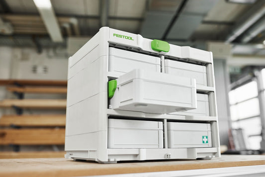 Festool Systainer³ SYS3 S 76 TRA Kleinteile-Systainer mit transparentem Deckel und grünen Griffen, geöffnet auf Werkbank