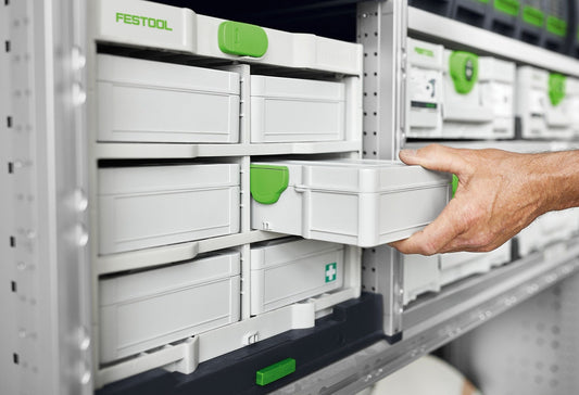Festool Systainer³ SYS3 S 76 TRA wird aus Regal entnommen, transparenter Deckel sichtbar, grüne Griffe