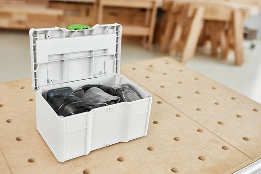 Festool Systainer³ SYS3 S 147 geöffnet mit Elektrowerkzeugen und Zubehör auf Werkstattholztisch