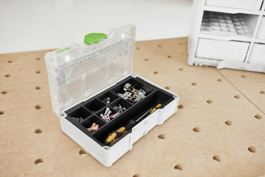 Festool Systainer³ SYS3 S 76 TRA geöffnet mit transparentem Deckel und schwarzen Trennstegen zur Kleinteile-Aufbewahrung auf