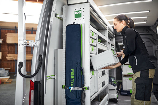 Festool Systainer³ SYS3 L 187 in bott vario3 Fahrzeugeinrichtung, Mitarbeiterin entnimmt Behälter aus Schublade