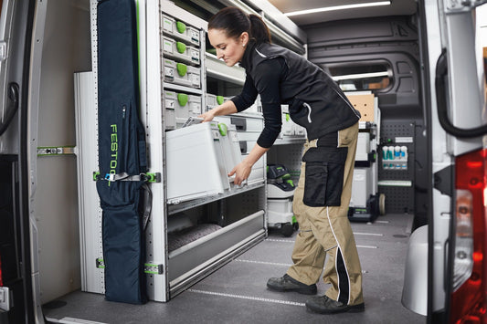 Festool Systainer³ SYS3 M 237 gekoppelt in Fahrzeugeinrichtung, Handwerkerin entnimmt Behälter aus Lagerungssystem