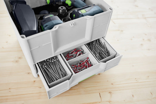 Festool Systainer³ SYS3-COMBI M 337 mit geöffneter Schublade, Elektrowerkzeuge oben, Schrauben und Zubehör unten.