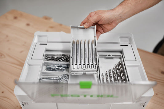 Festool Bohrerkassette BKS SYS3 mit 6 Holzspiralbohrern in Deckelfachkassette, Hand entnimmt Bohrer, Holzwerkstück im