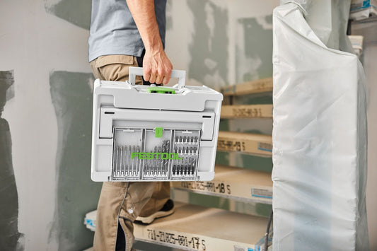 Festool Systainer³ SYS3 DF M 237 mit transparentem Deckelfach, von Hand getragen auf Baustelle.
