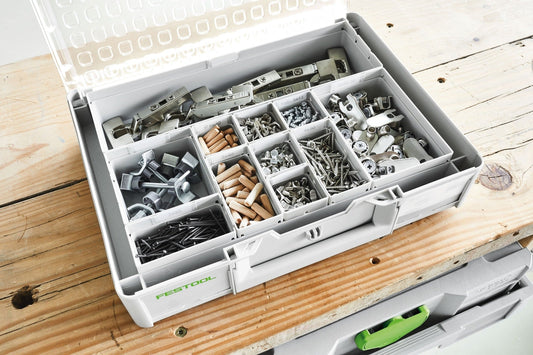 Festool Einsatzboxen Box 50x100x68/10 mit Kleinteilen gefüllt, Sortainer mit Schrauben, Dübel, Beschläge geöffnet.