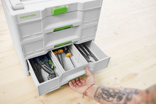 Festool Sortainer³ SYS3-SORT/3 M 337 Schublade mit Kleinteilen, Werkzeugen und Zubehör geöffnet.