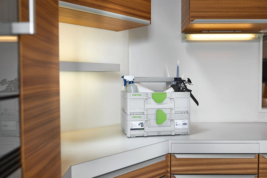 Festool Systainer³ ToolBox SYS3 TB M 237 mit Handwerkzeugen und Zubehör auf Küchencounter offen bestückt
