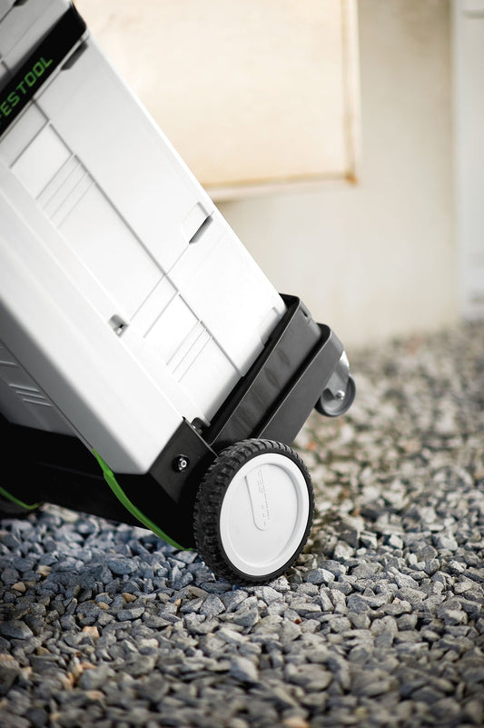 Festool SYS-Roll 100 Transportwagen mit großen Hinterrädern auf Kiesuntergrund, Sackkarrenfunktion sichtbar.