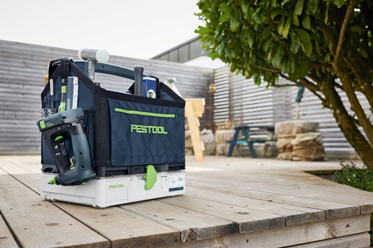 Festool Systainer³ ToolBag SYS3 T-BAG M Werkzeugtasche mit Handgriff auf Holzterasse, Werkzeug und Zubehör sichtbar