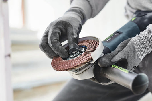 Festool Schnellspannmutter QRN-AGC 18 M14 mit Schleifteller beim werkzeuglosen Scheibenwechsel an Winkelschleifer