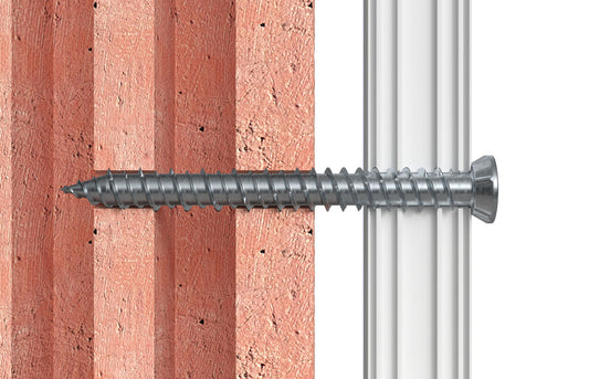 fischer Fensterrahmenschraube FFS mit Flachkopf in Ziegelmauerwerk und Aluminiumrahmen eingeschraubt