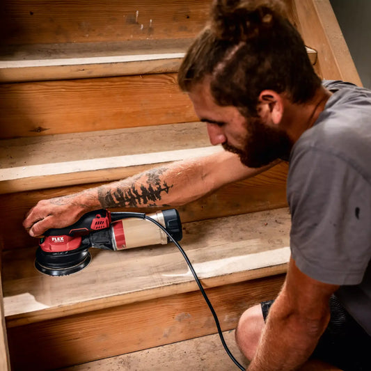 FLEX Exzenterschleifer ORE 2-125 EC Anwendung Schleifen an einer Holztreppe